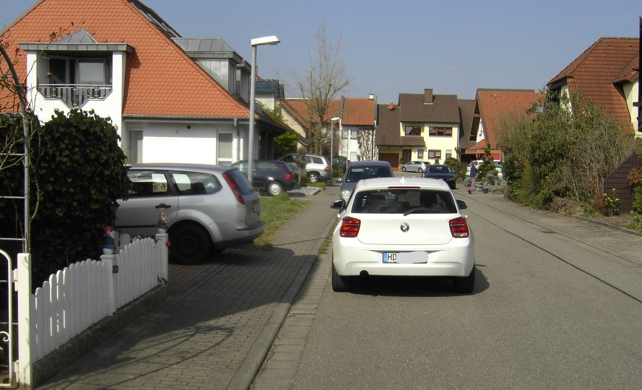 Parkendes Auto vor der Grundstückseinfahrt erhöht die Lebenslasten