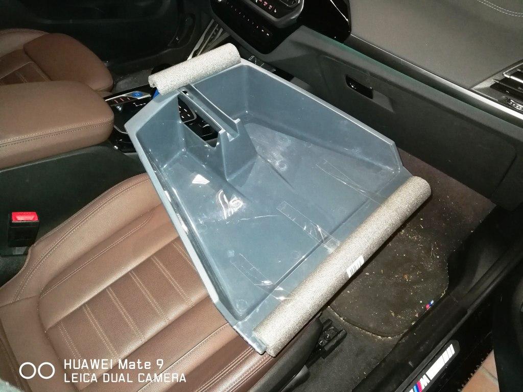 Auflage für Laptop im Auto beim Beifahrersitz