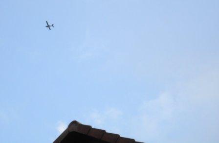 Das war der Flieger mit einem auffälligen Klang, der bei den Luftaufnahmen das Wochenende akustisch versaut hatte. Die Aufnahmen vom Solheim Cup, hätten wohl auch angenehmer in den Fernseher kommen können. Der Preis war vielleicht heiß, der Auspuff wohl ein Scheiß