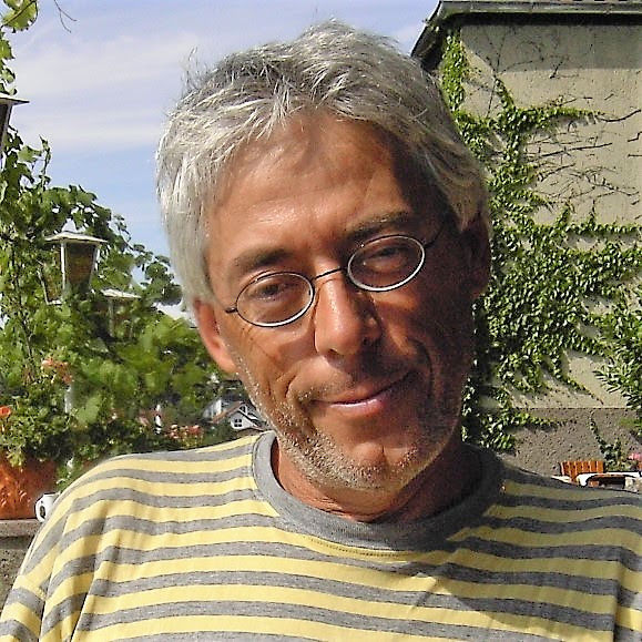 Peter bei Kaffee und Kuchen im Garten