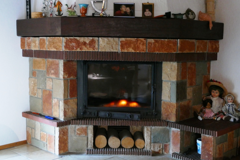 Heizkamin im Wohnzimmer mit verrußter Scheibe