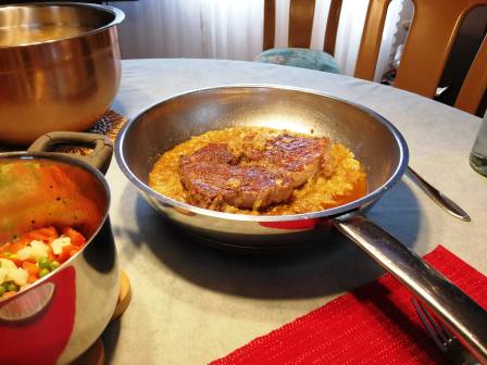 Entrecôte Steak mit Zwiebeln, Pommes und Gemüse