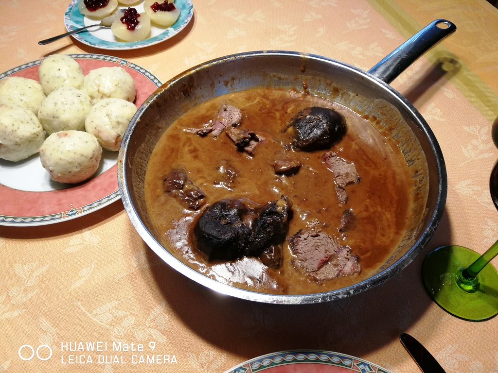 Hirschbraten mit Kartoffelknödel, Rotkraut und Birne mit Preiselbeeren
