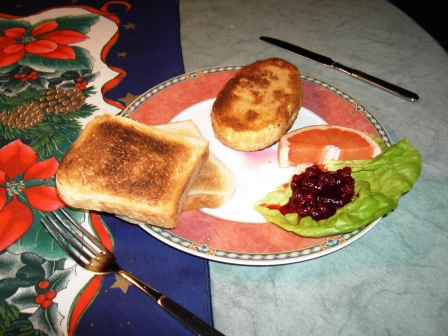 Großer Camembert mit Toast und Preiselbeeren