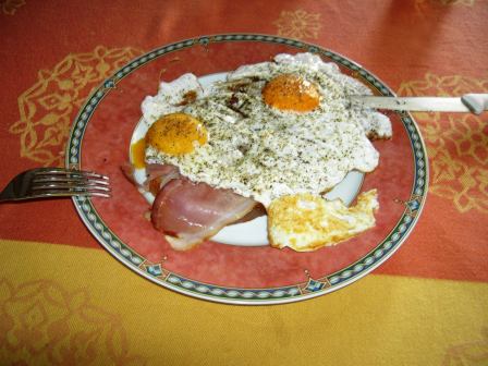 Schinkenbrot mit Spiegeleiern