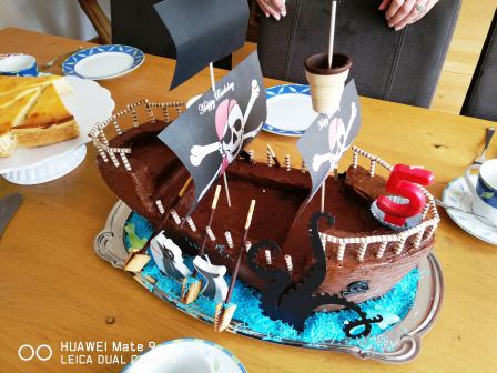 Fertiger Piraten-Schiff-Kuchen mit Nougat