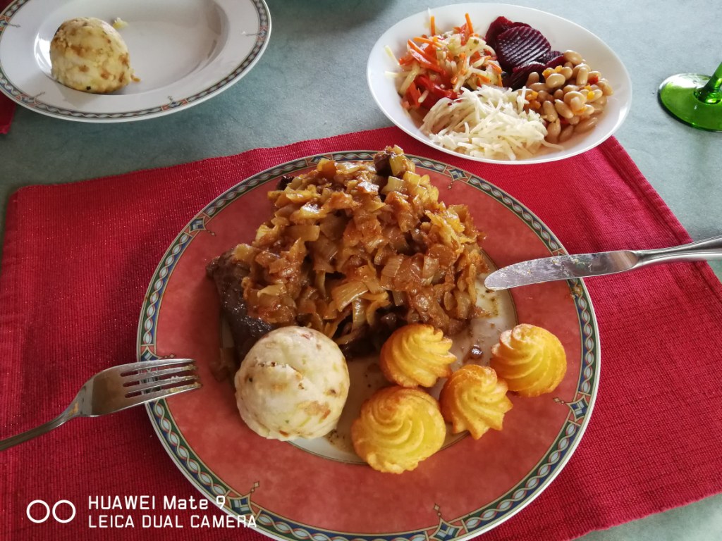 300g Rumpsteak medium mit Zwiebeln, Herzoginkartoffeln und Knödel mit Rotwein
