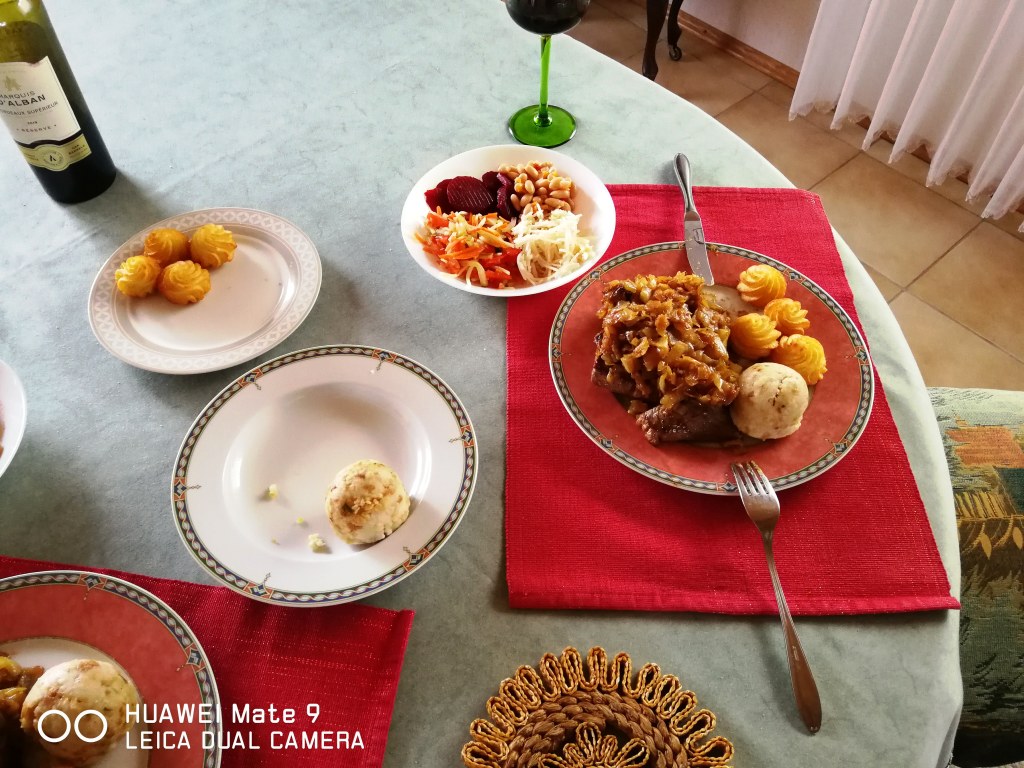 300g Rumpsteak medium mit Zwiebeln, Herzoginkartoffeln und Knödel mit Rotwein