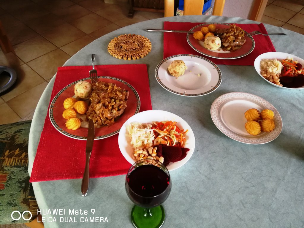 300g Rumpsteak medium mit Zwiebeln, Herzoginkartoffeln und Knödel mit Rotwein