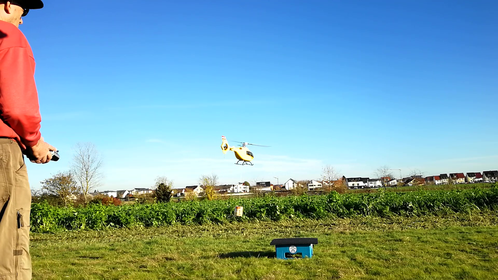 Absetzen einer Dose als Außenlast mit Modellhubschrauber