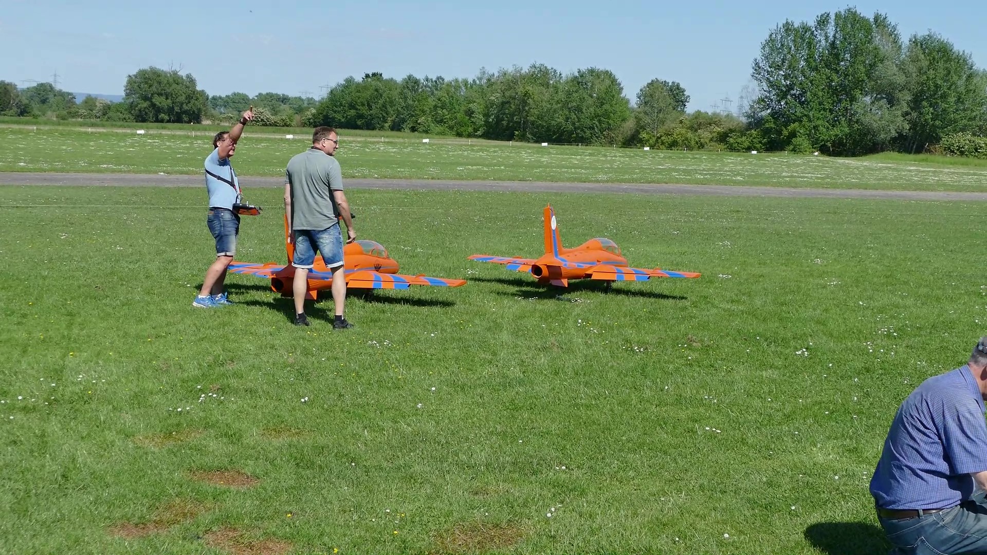 Alpha Jets starten auf Modellflugplatz