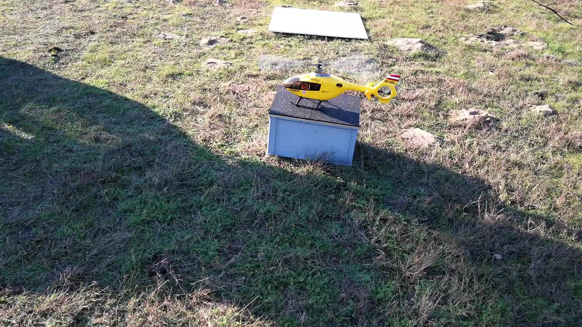 EC135 mit Start von einer Kiste