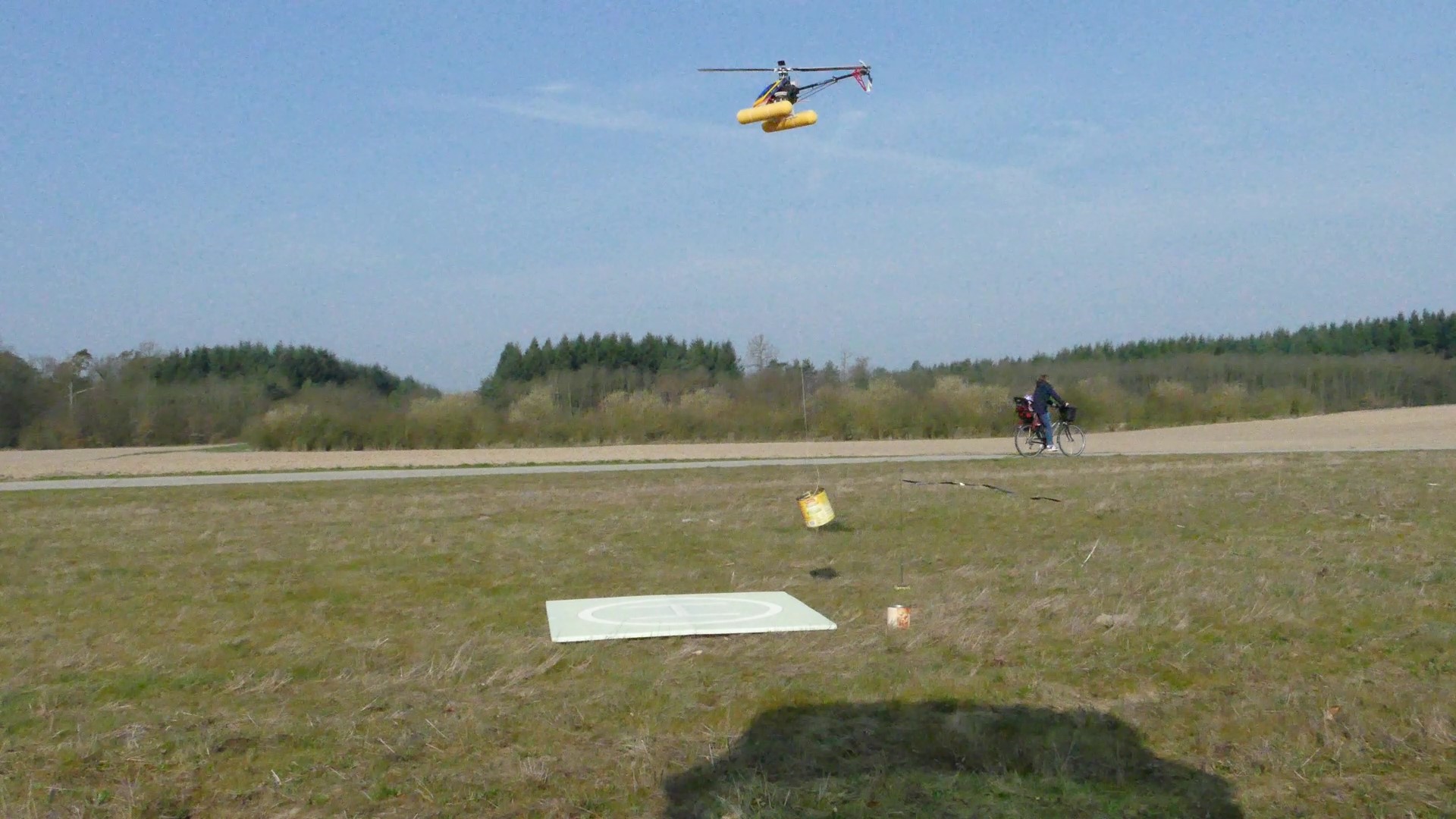 Flug mit dem Modellhubschrauber EC 135 und dem Versuch, mit schwingender Außenlast eine Dose abzusetzen